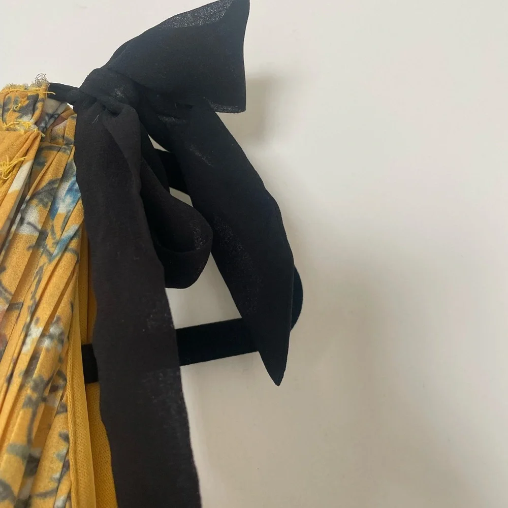 Summer yellow floral dress from Lulus - Picture 3 of 5